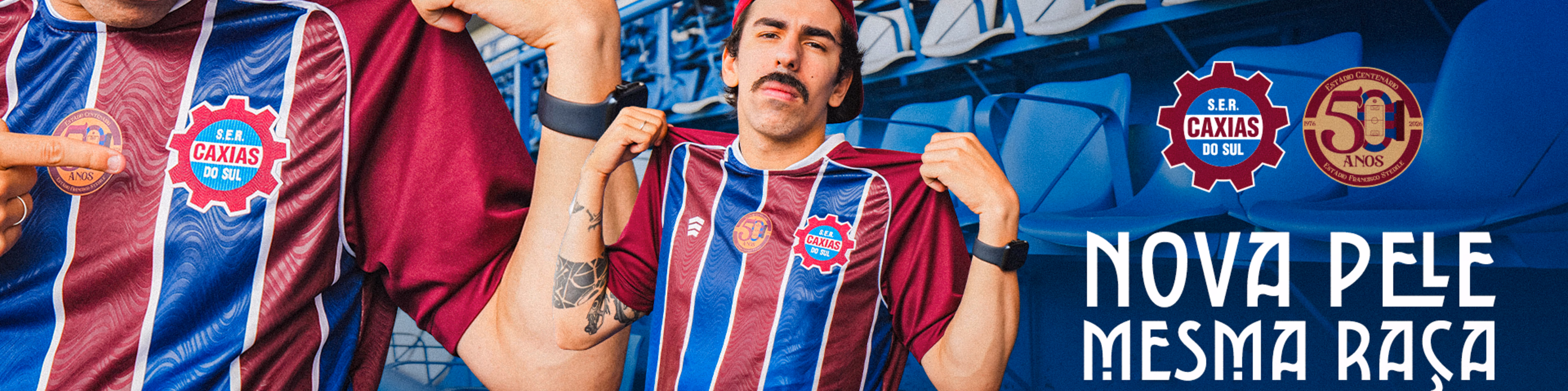 Banner promocional. À esquerda, um detalhe em close de um homem vestindo a nova camisa listrada em grená, azul e branco do S.E.R. Caxias, apontando para um patch comemorativo no peito. Ao centro, um torcedor de bigode e boné virado para trás, sentado em arquibancadas azuis, veste a mesma camisa e a segura com as mãos perto dos ombros com expressão de orgulho. À direita, figuram o escudo do S.E.R. Caxias do Sul, o selo de '50 Anos' do Estádio Centenário e o texto em letras grandes e brancas: 'NOVA PELE MESMA RAÇA'.